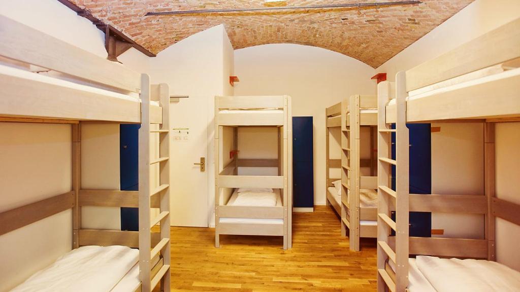 Cama individual en habitación compartida mixta con baño compartido en la misma planta - 8 camas